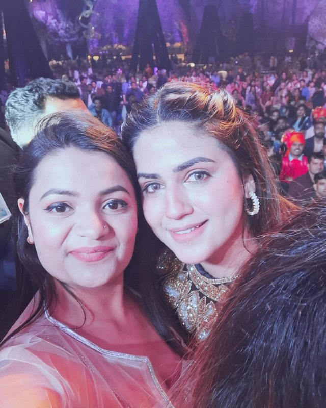 Jia Sharma beside Haryanvi actor Pranjal Dahiya at a live show