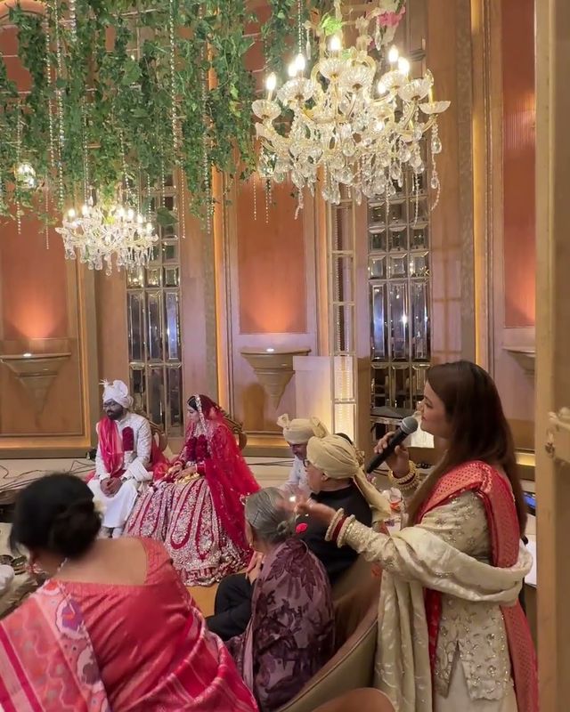 Paaridhi Sharma singing at the mandap during musical pheras