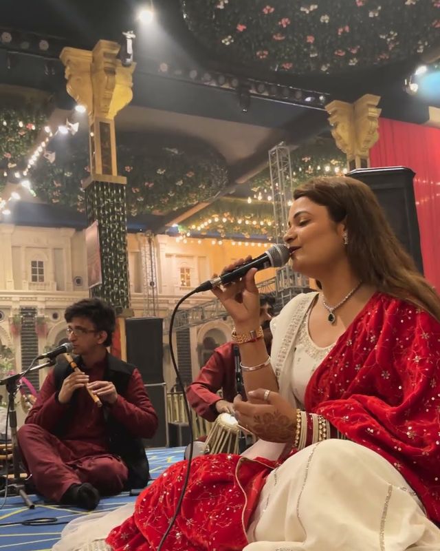 Paaridhi Sharma singing the Ganesh aavahan mantra with a flautist