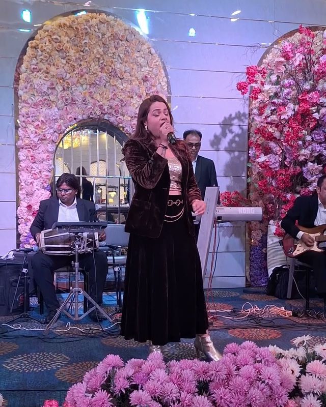 Paaridhi Sharma on stage with her live band at a bhaat ceremony